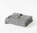 W rozmiarze 125x200 narzuta występuje-także-z frędzlami-w-kolorze-Silex-M28334-kolekcja-Favo-Design-VitalHome.jpg