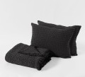 Narzuta-z-frędzlami_i-poduszkami-w-kolorze-Antracyt_E28933-kolekcja-Favo-Design-VitalHome.jpg