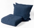 Narzuta-z-poduszkami-w-kolorze-Dark-Blue E31923-kolekcja-Favo-Design-VitalHome.jpg