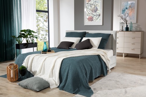 Łóżko-z-narzutą-w-kolorze-Marine-E28339_kolekcja_Favo-Design-VitalHome.jpg