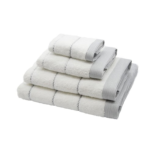 Zdjęcie białego ręcznika z serii Sommer z charakterystycznym wzorem