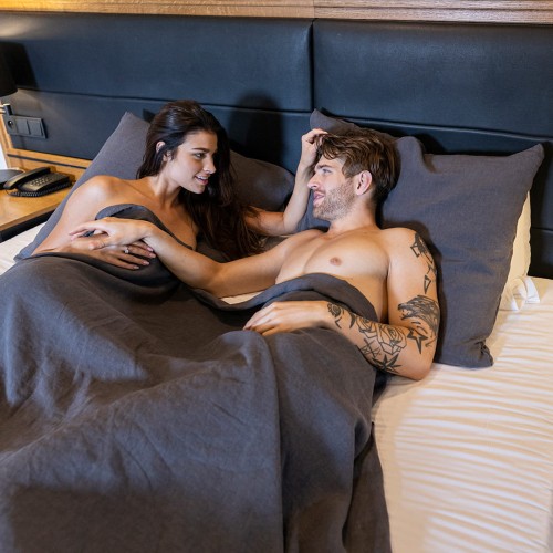 Pościel lniana w odcieniu ciemnoszarym.