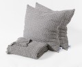 Narzuta-z-frędzlami_i-poduszkami-w-kolorze-Gray-M34303-kolekcja-Favo-Design-VitalHome.jpg