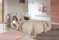 Łóżko-z-narzutą-w-kolorze-Natural_M27922-kolekcja_Favo-Design-VitalHome.jpg