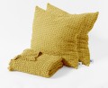 Narzuta-z-frędzlami_i-poduszkami-w-kolorze-Yellow-E27813-kolekcja-Favo-Design-VitalHome.jpg