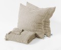 Narzuta-z-frędzlami_i-poduszkami-w-kolorze-Caffe-Latte-C8539-kolekcja-Favo-Design-VitalHome.jpg