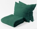 Narzuta-z-poduszkami-w-kolorze-Bottle-Green-E33399-kolekcja-Favo-Design-VitalHome.jpg