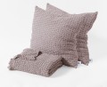 Narzuta-z-frędzlami_i-poduszkami-w-kolorze-Dirty-Pink-M27925-kolekcja-Favo-Design-VitalHome.jpg