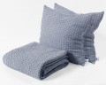 Narzuta-z-poduszkami-w-kolorze-Azure M30266-kolekcja-Favo-Design-VitalHome.jpg