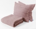 Narzuta-z-poduszkami-w-kolorze-Pink-ND27965-kolekcja-Favo-Design-VitalHome.jpg