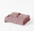 W rozmiarze 125x200 narzuta występuje-także-z frędzlami-kolor-Pink-ND27965-kolekcja-Favo-Design-VitalHome.jpg