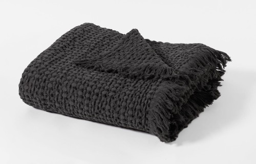 W rozmiarze 125x200 narzuta występuje-także-z frędzlami-kolor-Antracyt-E28933-kolekcja-Favo-Design-VitalHome.jpg
