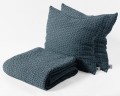 Narzuta-z-poduszkami-w-kolorze-Marine-E28339-kolekcja-Favo-Design-VitalHome.jpg
