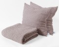 Narzuta-z-poduszkami-w-kolorze-Dirty-Pink-M27925-kolekcja-Favo-Design-VitalHome.jpg