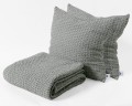 Narzuta-z-poduszkami-w-kolorze-Silex-E28334-kolekcja-Favo-Design-VitalHome.jpg