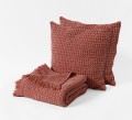 Narzuta-z-frędzlami_i-poduszkami-w-kolorze-Tomato-E28338-kolekcja-Favo-Design-VitalHome.jpg