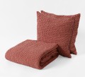 Narzuta-z-poduszkami-w-kolorze-Tomato-E28338-kolekcja-Favo-Design-VitalHome.jpg