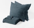Narzuta z frędzlami-z-poduszkami-w-kolorze-Marine-E28339-kolekcja-Favo-Design-VitalHome.jpg