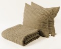 Narzuta-z-poduszkami-w-kolorze-Beige_M34276_kolekcja-Favo-Design-VitalHome.jpg